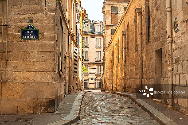 巴黎老城阳光照耀下的狭窄鹅卵石街道图片素材