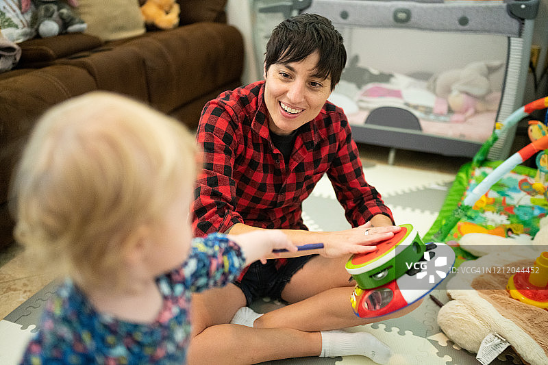 30多岁的白人教父母花时间与宝宝亲属建立感情图片素材