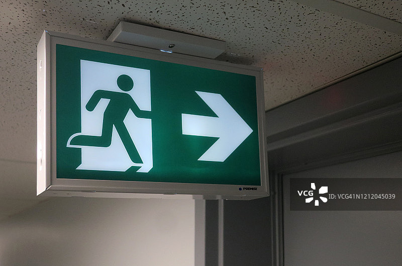 指向门的紧急出口标志图片素材