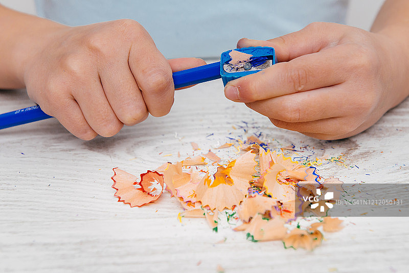 孩子用蜡笔画画图片素材