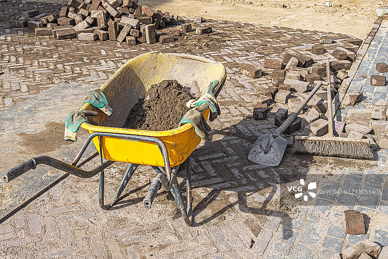 工业手推车和两双手套图片素材