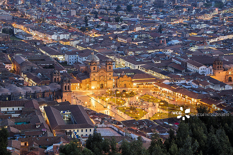 黄昏时分的秘鲁库斯科阿玛斯广场图片素材