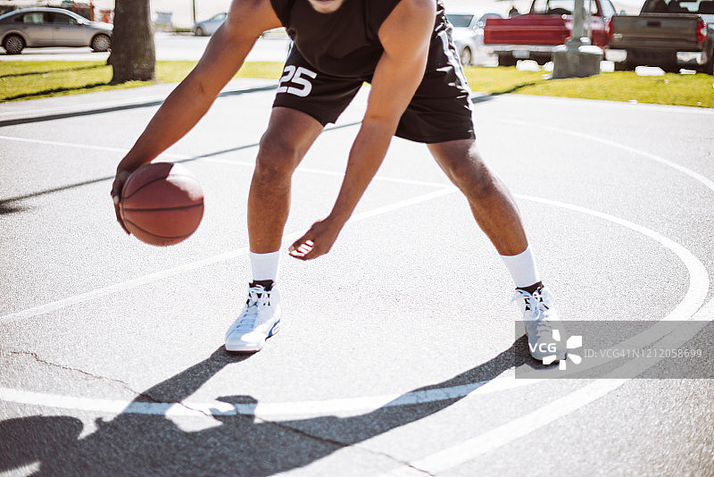 篮球运动员运球图片素材