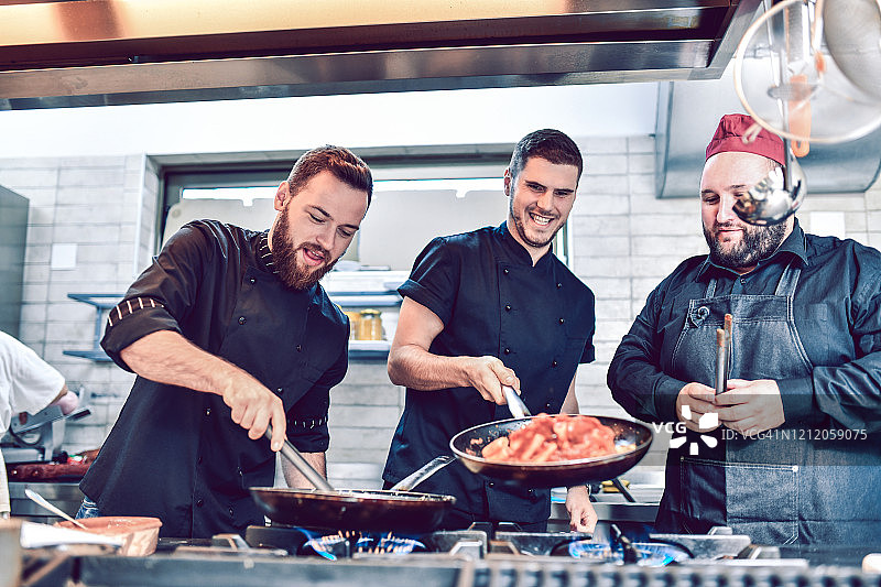 你负责烤肉，我来准备酱汁图片素材