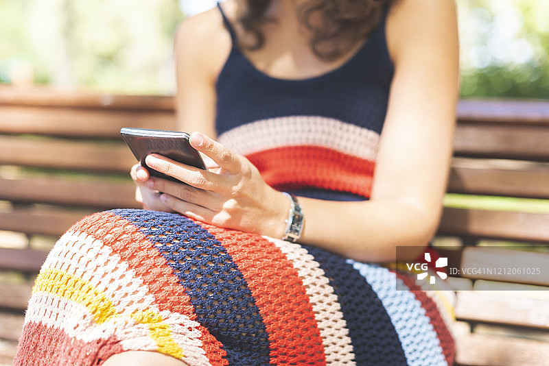 少女使用智能手机图片素材