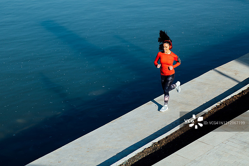 年轻女子慢跑的鸟瞰图图片素材