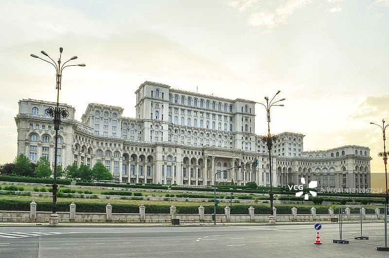 罗马尼亚布加勒斯特雄伟而宏伟的议会大厦图片素材
