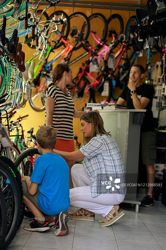 自行车专卖店日常场景图片素材