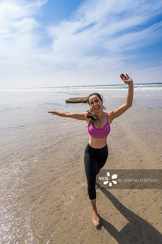 在托里松林州立海滩上的年轻西班牙裔女性图片素材