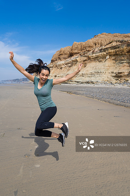 在托里松林州立海滩上的年轻西班牙裔女性图片素材