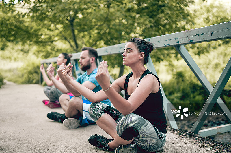 印度教的唵祈祷，为年轻人进行桥式冥想图片素材