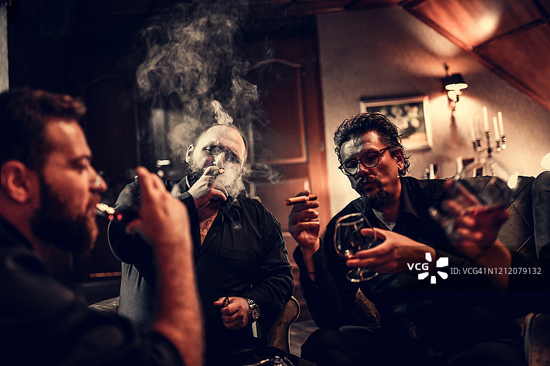 为商人提升葡萄酒风味的雪茄图片素材