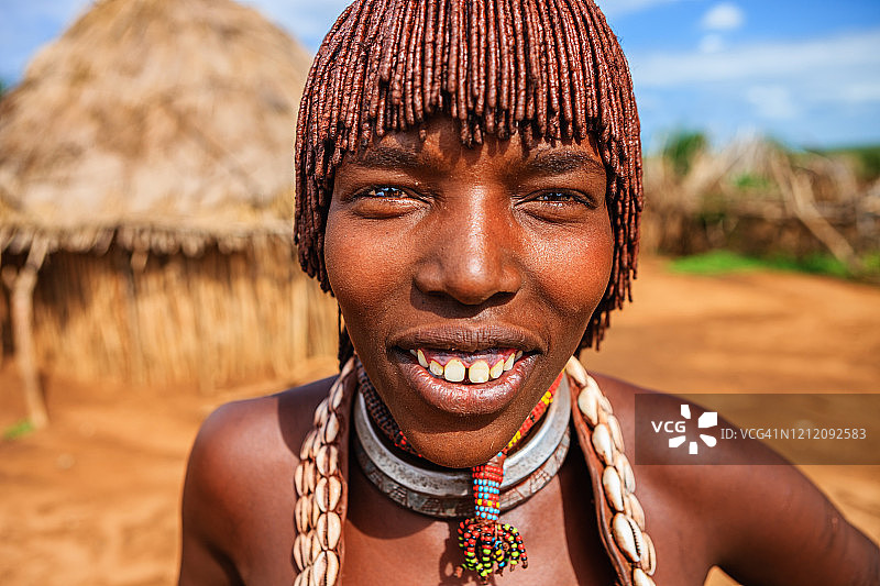 来自埃塞俄比亚哈默部落的女人肖像图片素材