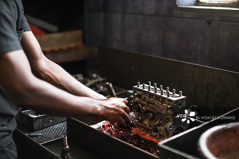 柴油技师正在维修发动机零件图片素材