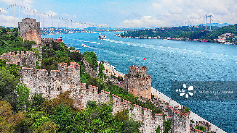 伊斯坦布尔博斯普鲁斯海峡和法提赫苏丹穆罕默德大桥图片素材