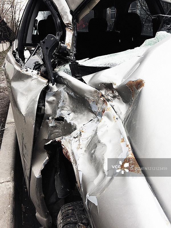 撞毁的汽车图片素材