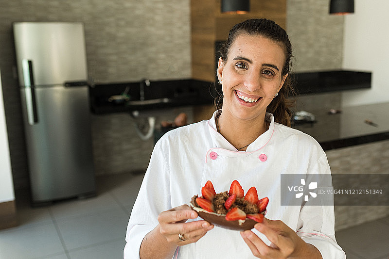 厨师拿着草莓复活节彩蛋图片素材