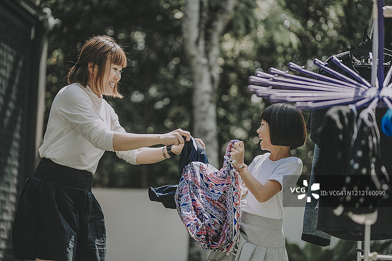 中国母亲和女儿在后院晾衣服图片素材