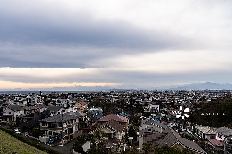 日本神奈川县海边住宅区的雨云图片素材