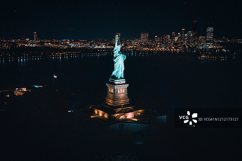 从上方俯瞰自由女神像夜景，美国纽约图片素材