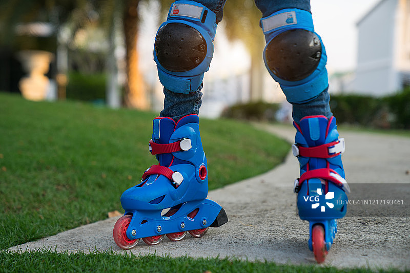 男孩玩轮滑图片素材