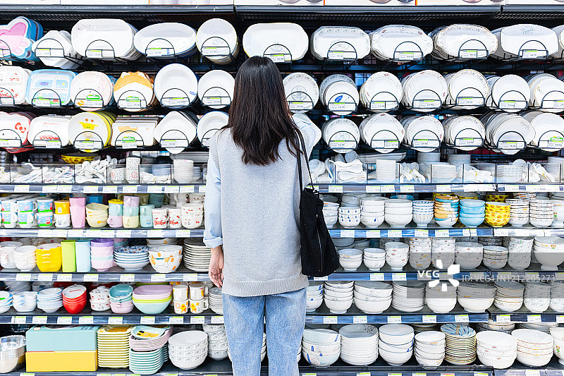 亚洲女性在超市购物图片素材