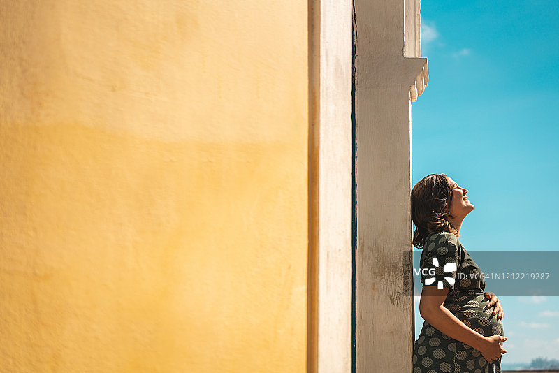 孕妇享受日光浴图片素材