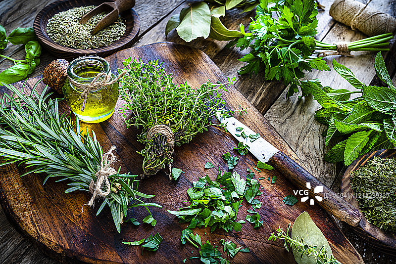 乡村厨房餐桌上的新鲜有机香草图片素材