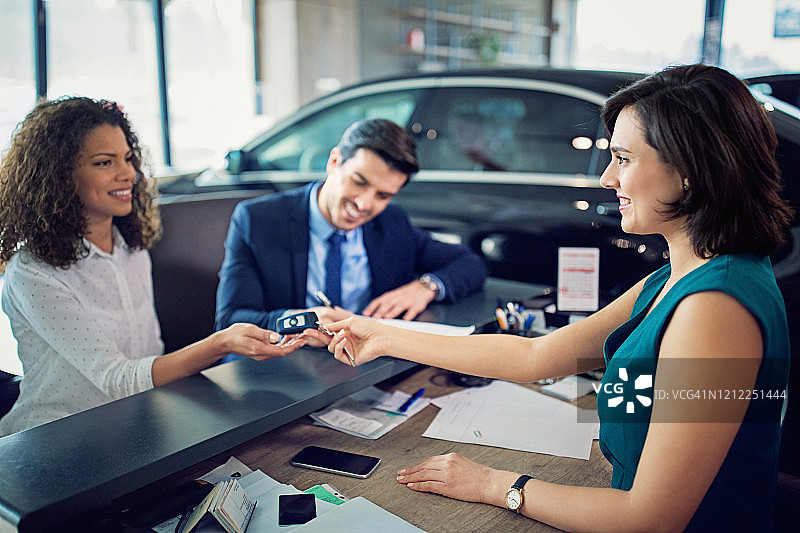 情侣购买新车并签署合同图片素材