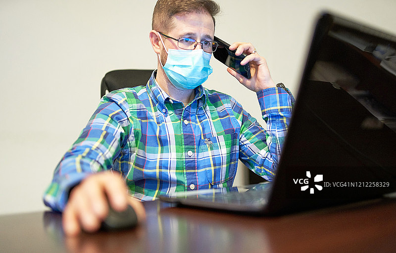 戴口罩的办公室职员，预防严重急性呼吸系统综合症冠状病毒2（SARS-CoV-2），罗马尼亚，东欧图片素材