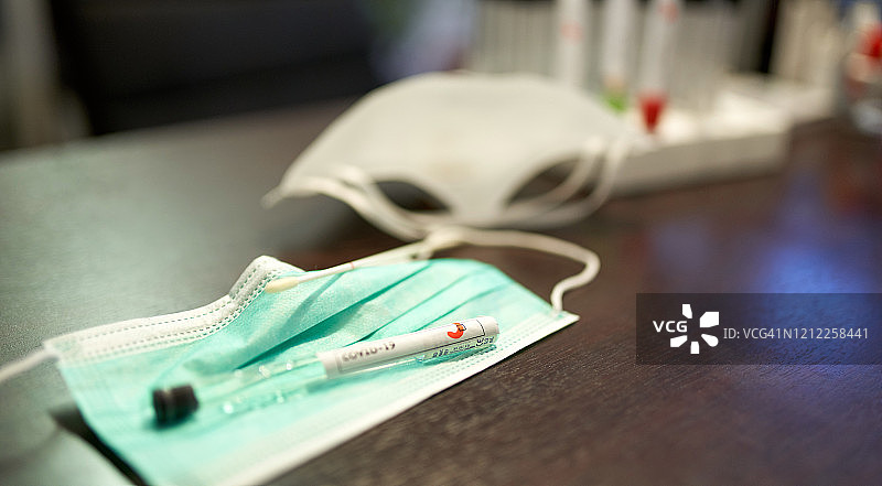 采集鼻咽拭子，用于检测严重急性呼吸综合征冠状病毒2（SARS-CoV-2），罗马尼亚，东欧图片素材