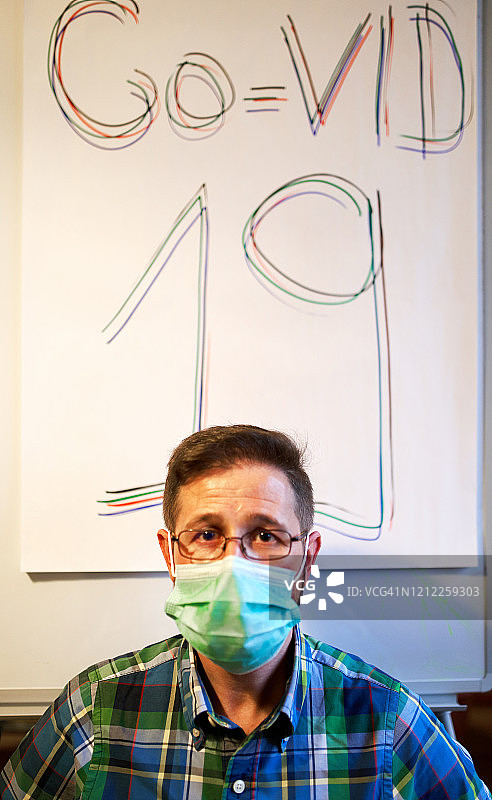 在罗马尼亚展示冠状病毒警报和防护方法的人图片素材