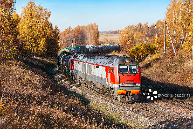 重型柴油机车行驶在美丽的秋景中图片素材