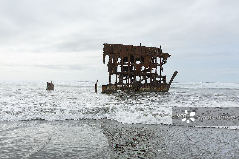 俄勒冈海岸的彼得·艾尔代尔号残骸图片素材