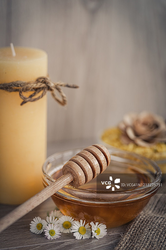 水疗中心的竹制蜂蜜勺图片素材