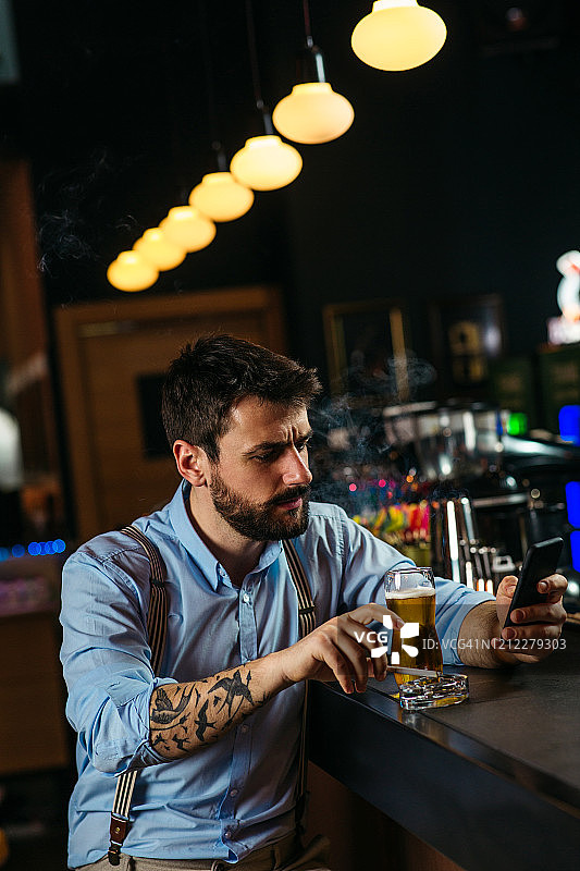 在酒吧喝酒的年轻男人图片素材