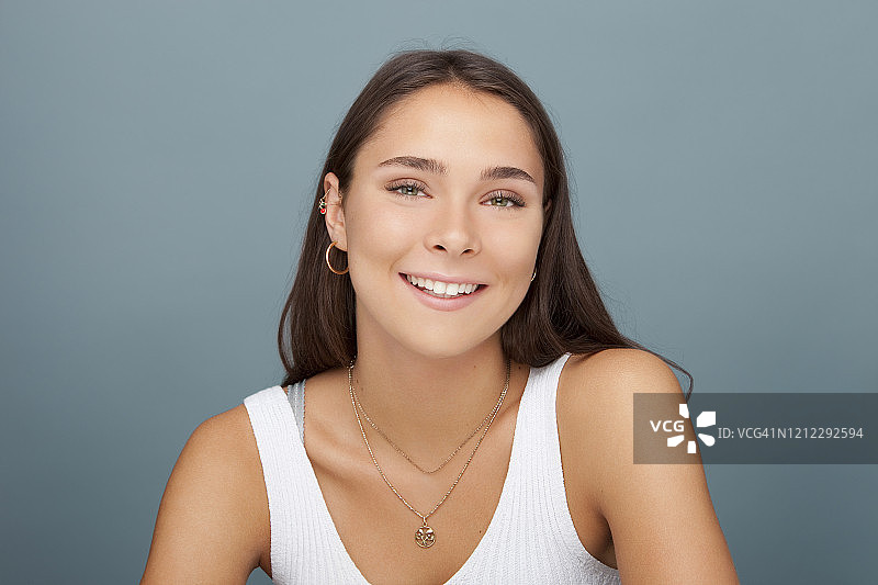微笑的年轻女子特写图片素材