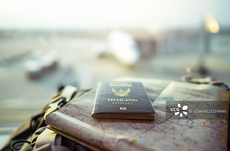手持泰国护照，机场背景图片素材