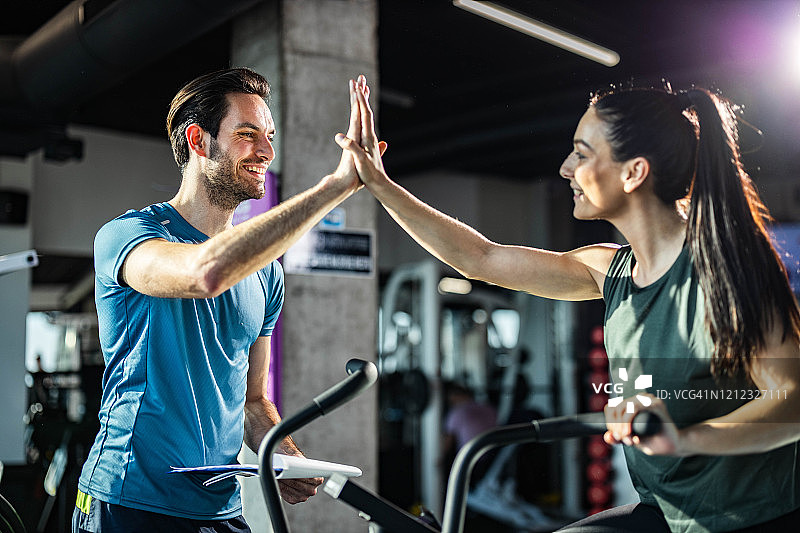 击掌庆祝，你在这门课上做得非常出色！图片素材