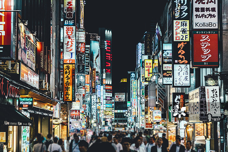 歌舞伎町的人群和霓虹灯图片素材