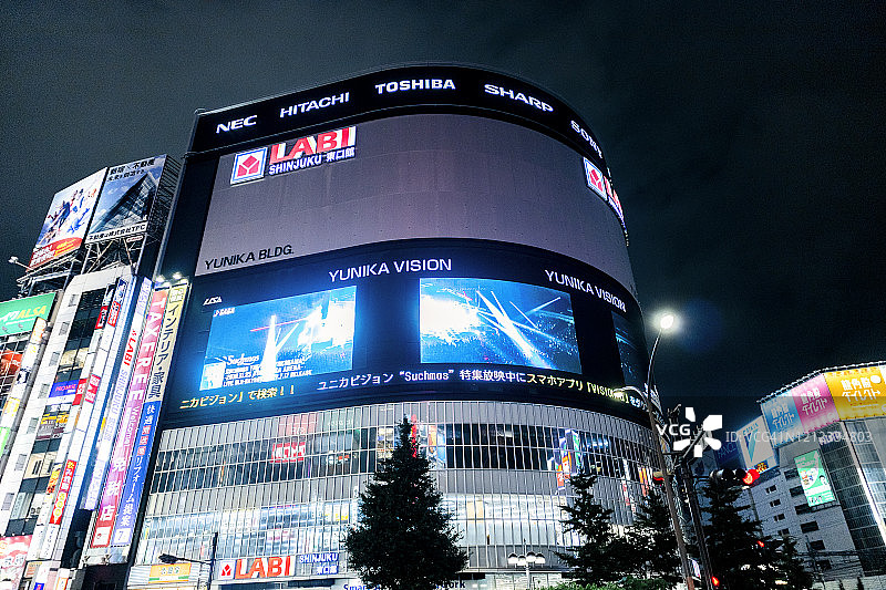 歌舞伎町的人群和霓虹灯图片素材