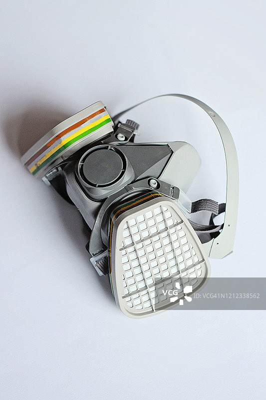 防毒面具：空气污染、肺炎爆发、冠状病毒流行以及生物污染风险的概念图片素材