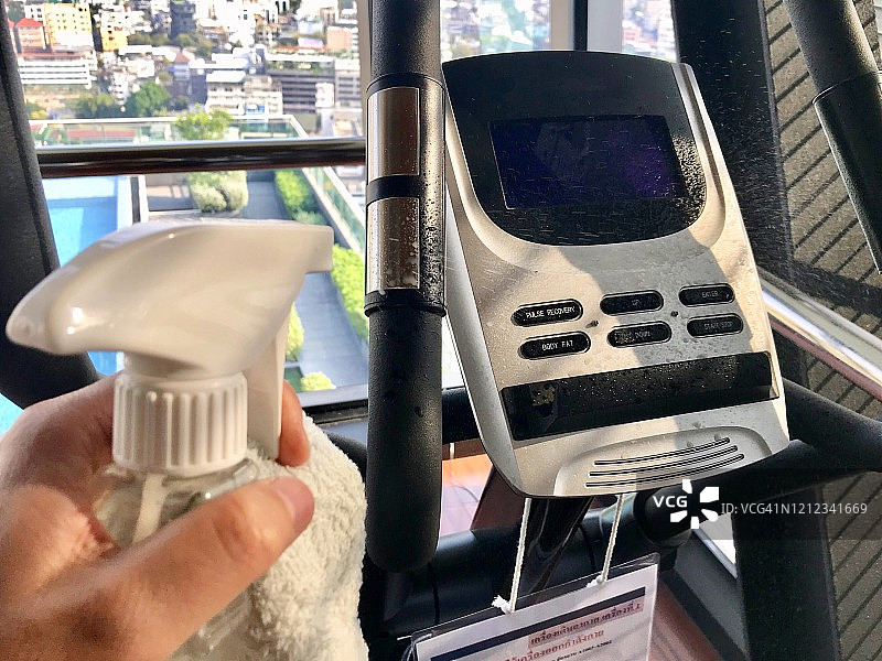 运动前后清洁健身器材图片素材