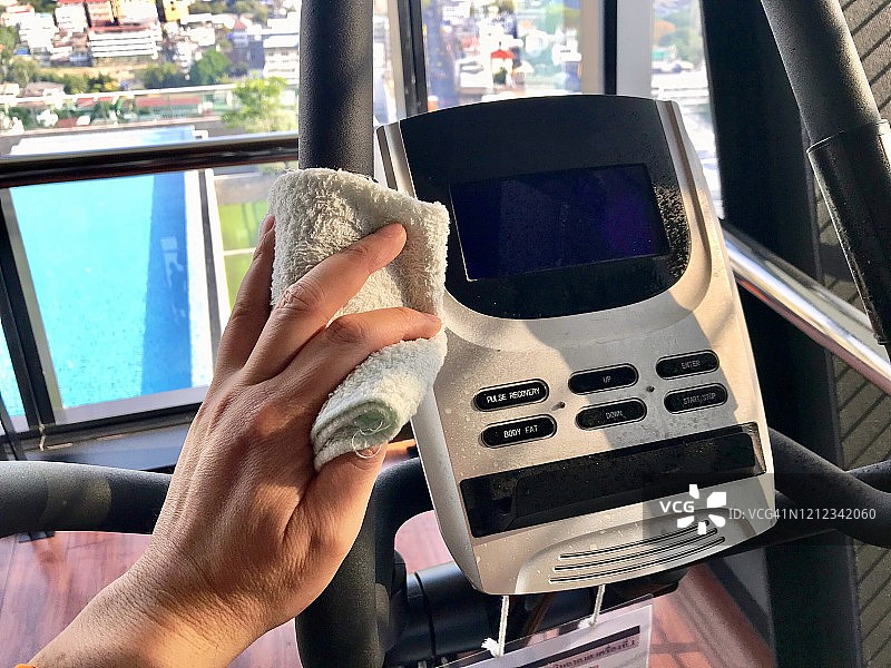 清洁健身器材有助于预防新冠图片素材