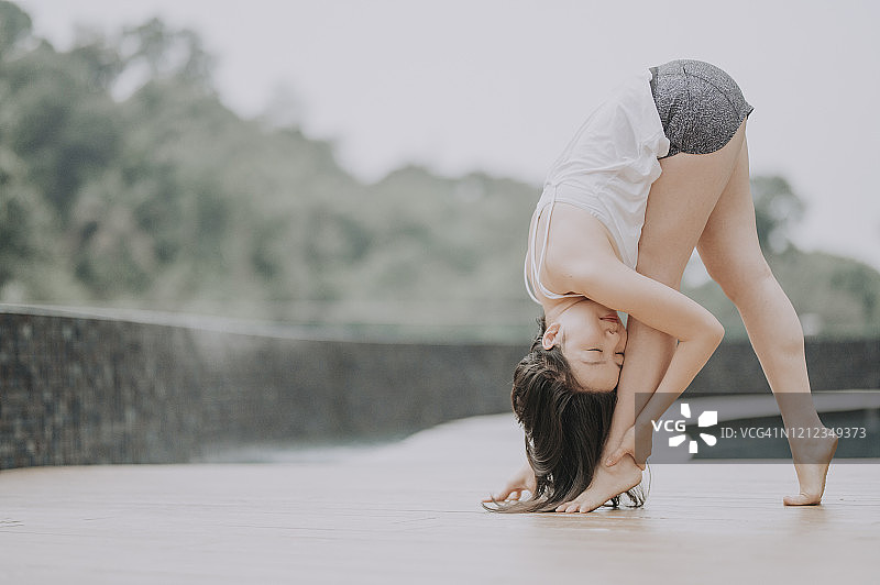 中国女性瑜伽教练站立前屈图片素材