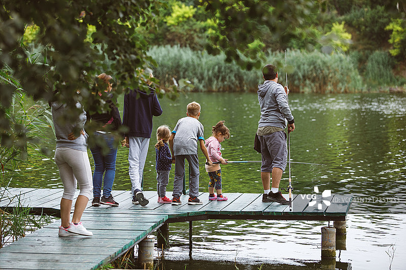 在江边平台上休闲的朋友或家人图片素材