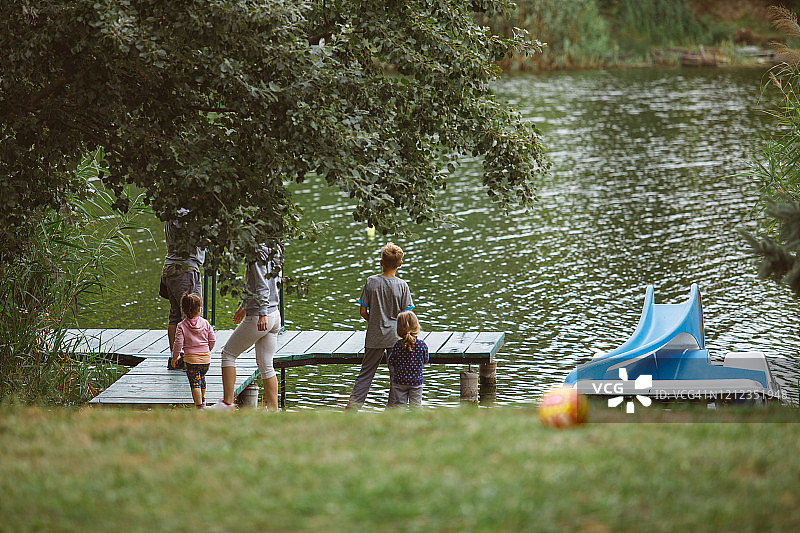 一群人在河边图片素材