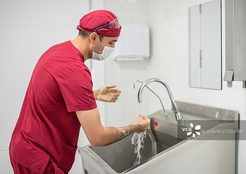 医用洗手——外科医生在医院洗手图片素材