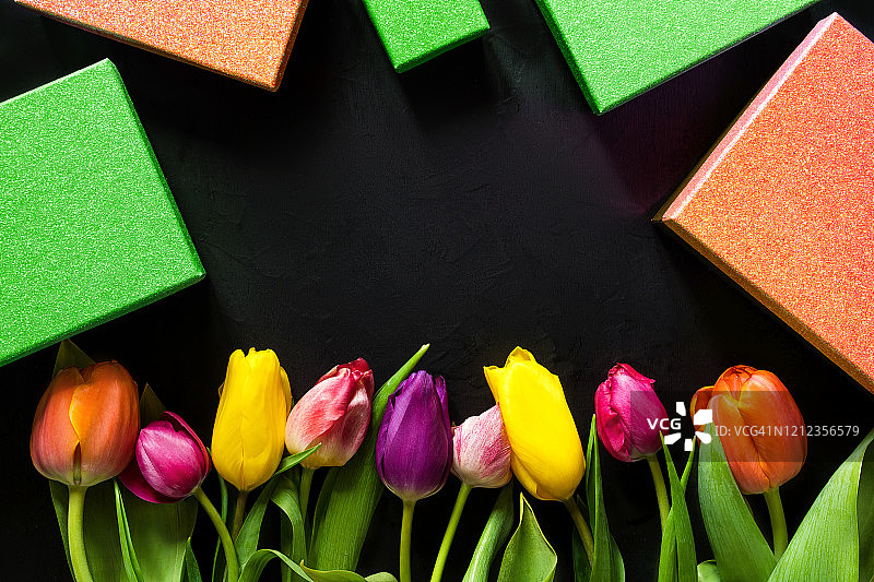 红色橙色郁金香礼品盒节日花卉布置图片素材