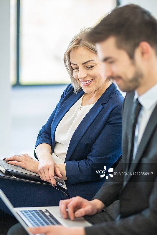 微笑的漂亮女商人图片素材